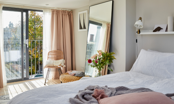 Penggunaan kain gorden tebal dengan motif berani